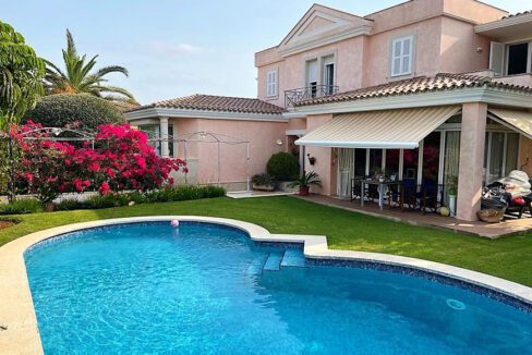 beautiful-detached-villa-with-pool-in-malbuger