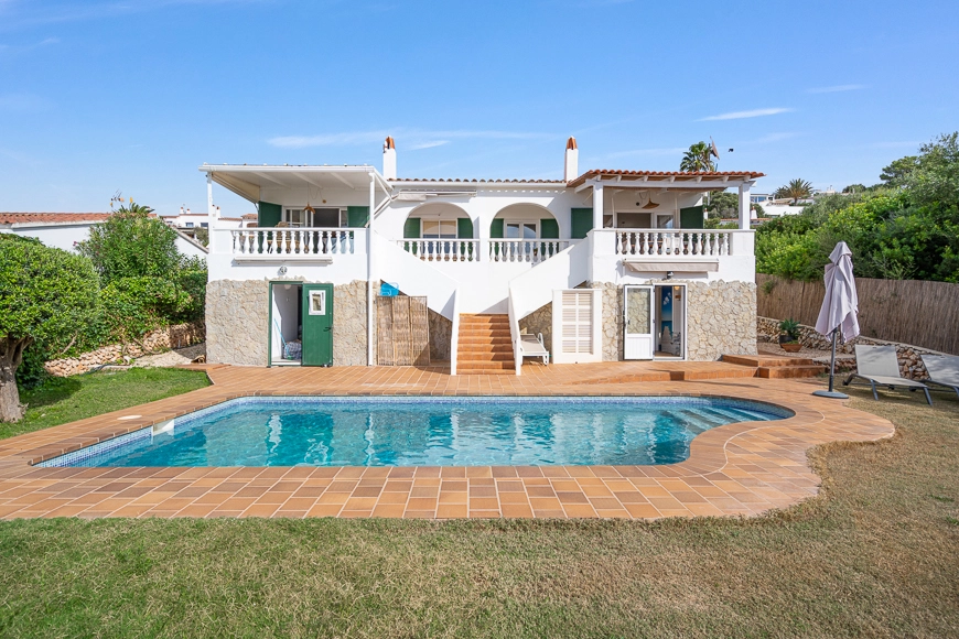 Villa for sale with sea views in Son Bou